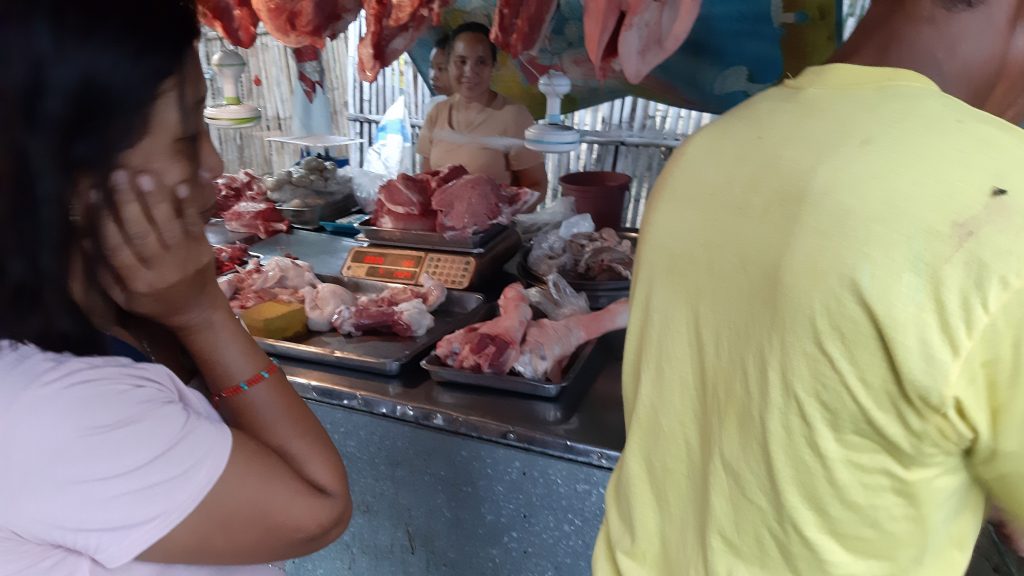 20 kg Fleisch beim Straßenmetzger  gekauft,für Essen Salay